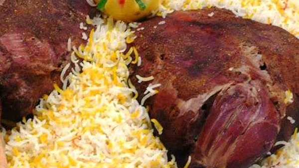 خطوات.. عمل كتف خروف مشوية مع الأرز خطوات.. عمل كتف خروف مشوية مع الأرز