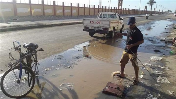 بالصور..إصلاح ماسورة مياه فى  حي الزهور ببورسعيد 