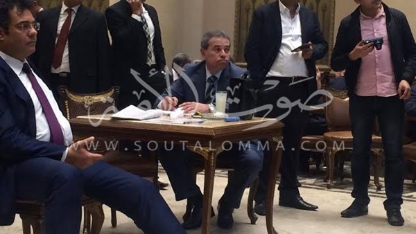 بالصور.. «عكاشة» يحسب أصوات إسقاط عضويته بالصور.. «عكاشة» يحسب أصوات إسقاط عضويته