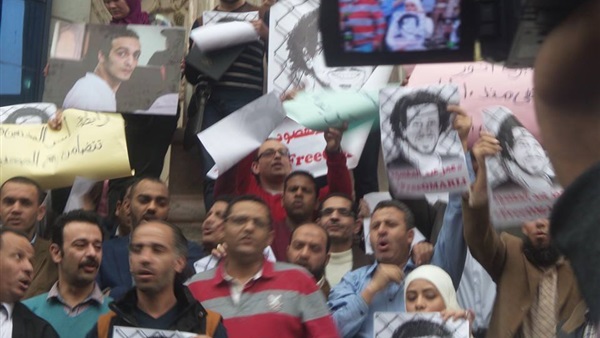 بالصور.. خطيبة سجين تشارك بوقفة الصحفيين بالفستان الأبيض بالصور.. خطيبة سجين تشارك بوقفة الصحفيين بالفستان الأبيض