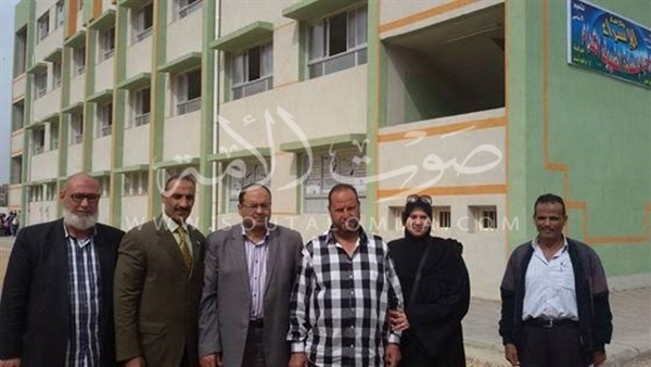 بالصور.. والد شهيد بورسعيد يشكر المحافظ لإطلاق إسم نجله على مدرسة بالصور.. والد شهيد بورسعيد يشكر المحافظ لإطلاق إسم نجله على مدرسة