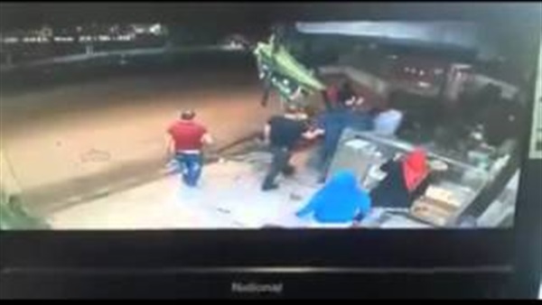 بالفيديو.. سيارة تقتحم محل فول وتحطمه بالفيديو.. سيارة تقتحم محل فول وتحطمه