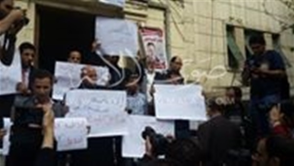 بالصور.. وقفة احتجاجية للمحامين على سلالم النقابة للمطالبة بحقوقهم بالصور.. وقفة احتجاجية للمحامين على سلالم النقابة للمطالبة بحقوقهم