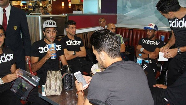 لاعبو الزمالك يرفضون التصوير فى مطار تونس  