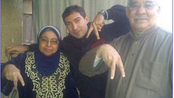 بركات ينشر صورة له مع والديه على "انستجرام"