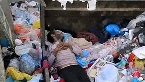 بالفيديو.. العثور على أحد المشردين داخل حاوية قمامة بالفيديو.. العثور على أحد المشردين داخل حاوية قمامة