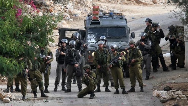 إصابة فلسطينين في مواجهات مع جنود الاحتلال الإسرائيلي 