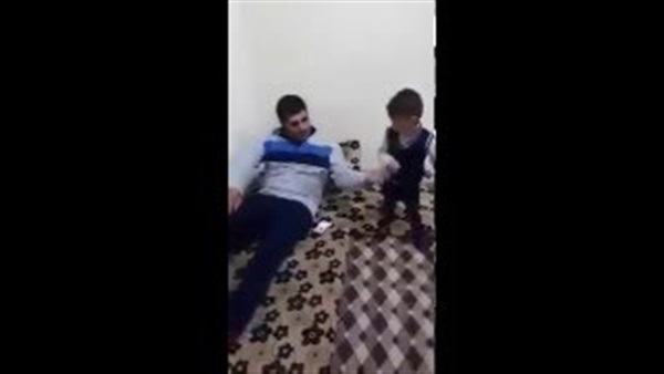 بالفيديو.. طفل يجبر والده بقوة على الصلاة بالفيديو.. طفل يجبر والده بقوة على الصلاة
