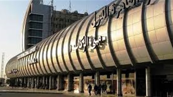 التحقيق مع ضابطيين حاولا التحرش بمضيفة في مطار القاهرة التحقيق مع ضابطيين حاولا التحرش بمضيفة في مطار القاهرة