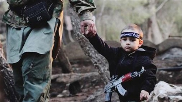 «إندبندنت»: داعش يدرس الأساليب النازية للأطفال