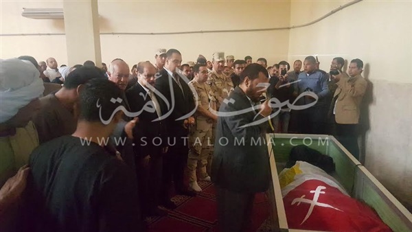 بالصور.. محافظ الفيوم يؤدي صلاة الجنازة على شهيد سيناء بالصور.. محافظ الفيوم يؤدي صلاة الجنازة على شهيد سيناء