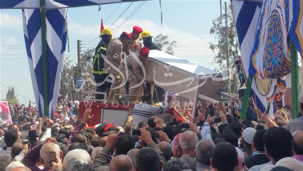 بالفيديو والصور.. أهالى كفر الشيخ يشيعون جثمان شهيد العريش