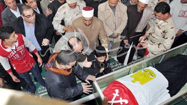 ​بالصور.. محافظ القليوبية يقدم العزاء لأسرتى شهيدي سيناء