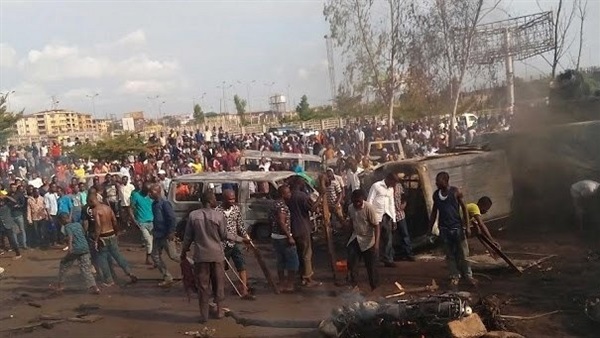 مقتل 17 شخصا اثر اصطدام حافلة بشاحنة في نيجيريا