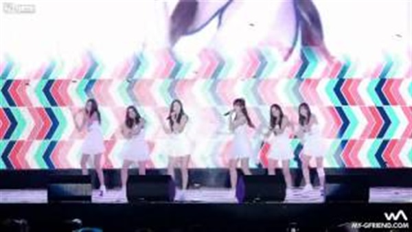 بالفيديو.. فتاة تسقط 5 مرات متتالية خلال فقرة استعراضية  بالفيديو.. فتاة تسقط 5 مرات متتالية خلال فقرة استعراضية