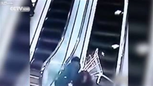 بالفيديو.. سقوط إمرأة وإبنتها أعلى سلم متحرك بالفيديو.. سقوط إمرأة وإبنتها أعلى سلم متحرك