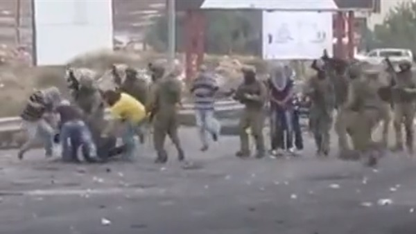 بالفيديو.. جندي إسرائيلي يطلق رصاصة من مسافة صفر على مواطن فلسطيني  