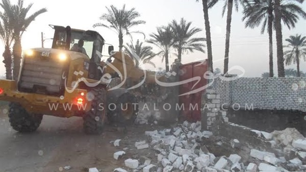 بالصور..إزالة تعديات علي الاراضي الزراعية بقري سنورس بالفيوم بالصور..إزالة تعديات علي الاراضي الزراعية بقري سنورس بالفيوم