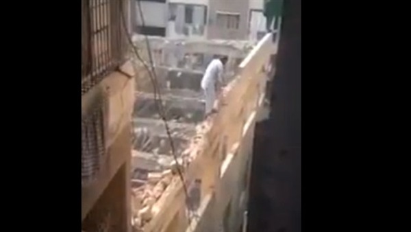 بالفيديو.. عامل يهدم عقار بطريقة متهورة بالفيديو.. عامل يهدم عقار بطريقة متهورة