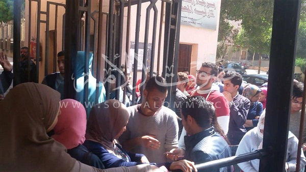 بالصور.. وقفة احتجاجية لطلاب «الخدمة الاجتماعية» لمنع دخولهم المعهد