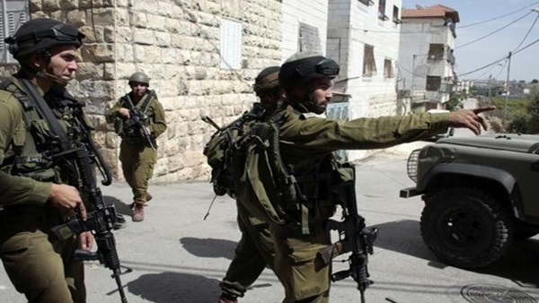 إسرائيليون يطلقون النار على مسجد ومنازل الفلسطينيين بالخليل 