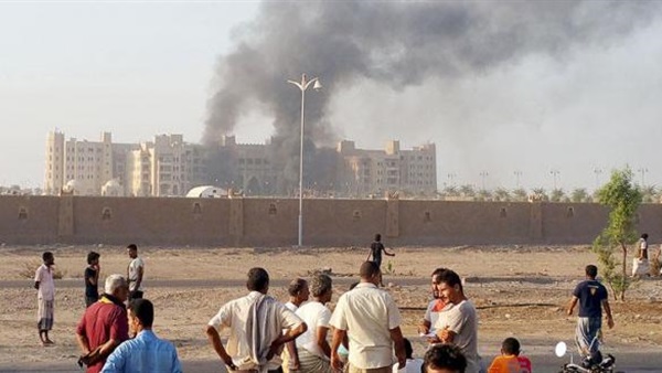 بالفيديو.. لحظة استهداف مقر   الحكومة اليمنية بالصواريخ 