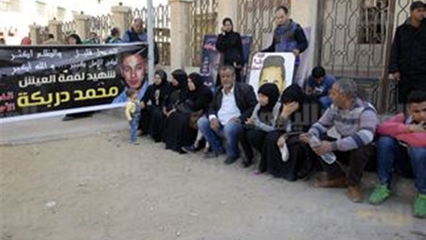 مشادة بين وسائل الاعلام واهالى قتيل الدرب الاحمر مشادة بين وسائل الاعلام واهالى قتيل الدرب الاحمر