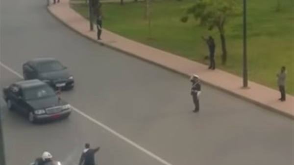بالفيديو.. شاب يخترق موكب ملك المغرب والحرس يلاحقه بالفيديو.. شاب يخترق موكب ملك المغرب والحرس يلاحقه