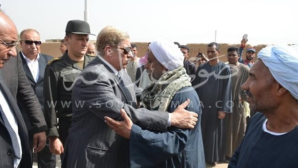 بالصور.. محافظ الإسماعيلية يقدم العزاء لأسرة شهيد سيناء بالصور.. محافظ الإسماعيلية يقدم العزاء لأسرة شهيد سيناء