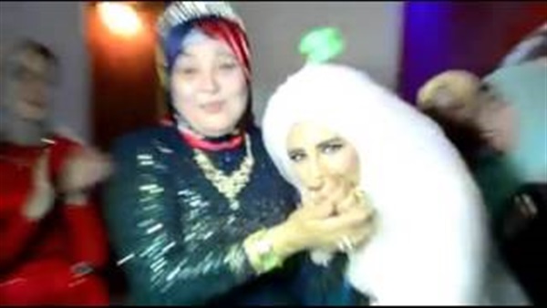 بالفيديو.. إمرأة تثير جدل فى حفل زفاف ابنتها بالفيديو.. إمرأة تثير جدل فى حفل زفاف ابنتها