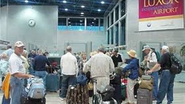 150 سائحا إنجليزيا يصلون الأقصر 150 سائحا إنجليزيا يصلون الأقصر