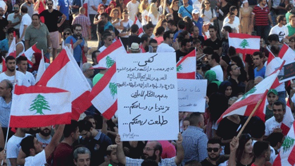مظاهرة أمام مقر الحكومة اللبنانية احتجاجا على أزمة النفايات مظاهرة أمام مقر الحكومة اللبنانية احتجاجا على أزمة النفايات
