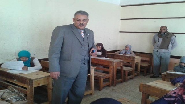 مدير إدارة إبشواى التعلمية يشرح حصة لطلاب مدرسة بالفيوم
