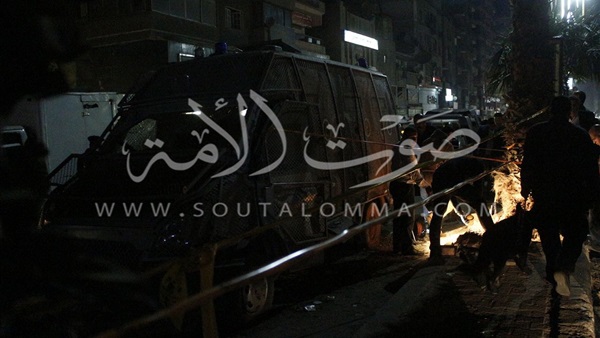 بالصور.. خبراء المفرقعات يمشطون محيط تفجير فيصل بالصور.. خبراء المفرقعات يمشطون محيط تفجير فيصل