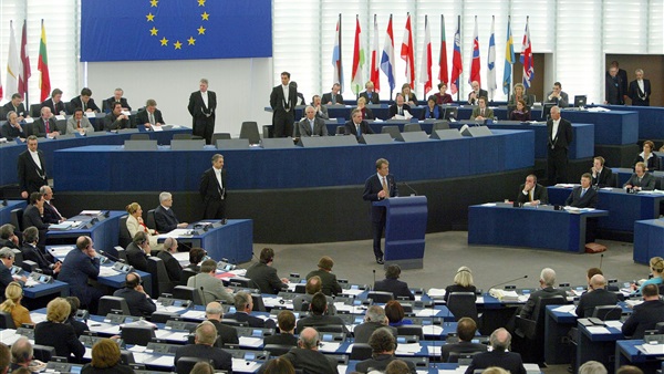 البرلمان الأوروبي يطالب مصر بالتعاون في التحقيق حول مقتل الطالب الايطالي