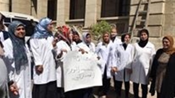 وقفه احتجاجية بمركز الإسكندرية لتنديد بقرار تخصيص طابق للمحافظة وقفه احتجاجية بمركز الإسكندرية لتنديد بقرار تخصيص طابق للمحافظة