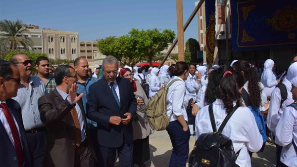 بالصور.. محافظ المنيا يشهد حفل تكريم  المتفوقات بالثانوية الجديدة بنات 