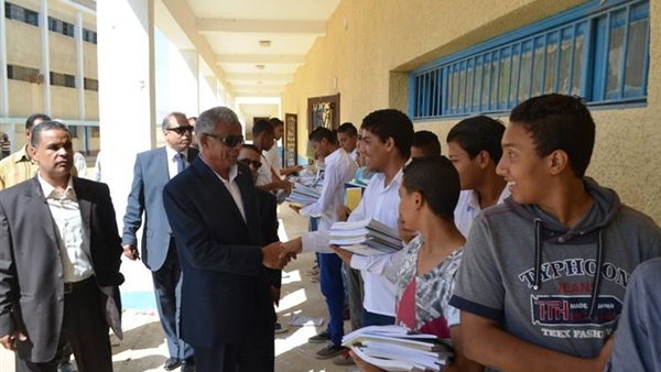بالصور..محافظ السويس يتفقد مدرسة الاهرام الصناعية المشتركة بالصور..محافظ السويس يتفقد مدرسة الاهرام الصناعية المشتركة