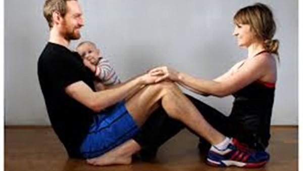 بالفيديو والصور .. تمارين «العشاق» الرياضية نصف رشاقة ونصف رومانسية 