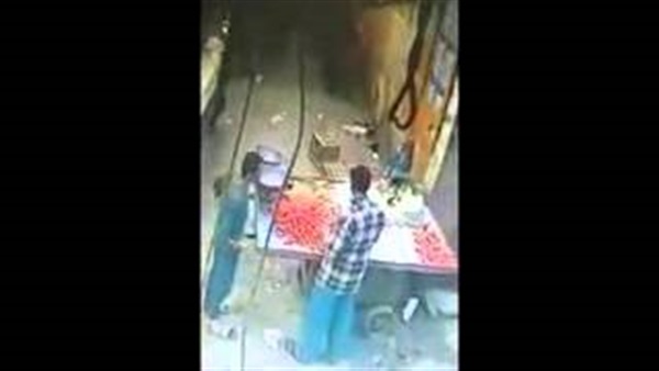 بالفيديو.. لحظة سرقة دراجة بخارية من أمام محل بالشرقية بالفيديو.. لحظة سرقة دراجة بخارية من أمام محل بالشرقية