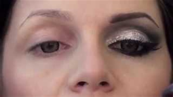 بالفيديو..كيف ترسمين حواجبك بطريقة بسيطة بالفيديو..كيف ترسمين حواجبك بطريقة بسيطة