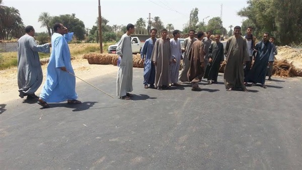 أمن سوهاج يفتح الطريق الزراعي بعد أن قطعه أقارب تاجر مخدرات أمن سوهاج يفتح الطريق الزراعي بعد أن قطعه أقارب تاجر مخدرات