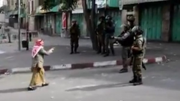 بالفيديو.. المسن الذى تصدى لجنود الاحتلال الإسرائيلى بالفيديو.. المسن الذى تصدى لجنود الاحتلال الإسرائيلى