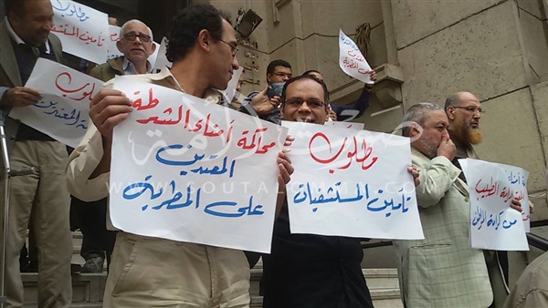 بالصور.. وقفة احتجاجية لـ«الأطباء» أمام دار الحكمة بالصور.. وقفة احتجاجية لـ«الأطباء» أمام دار الحكمة