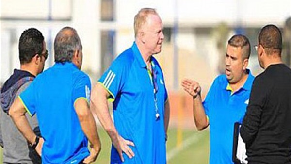 «ماكليش» يلقي محاضرة فنية على لاعبي الزمالك «ماكليش» يلقي محاضرة فنية على لاعبي الزمالك