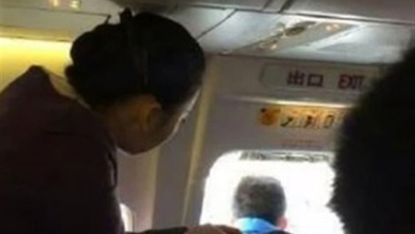 راكب يفتح باب الطائرة  ليتنفس 