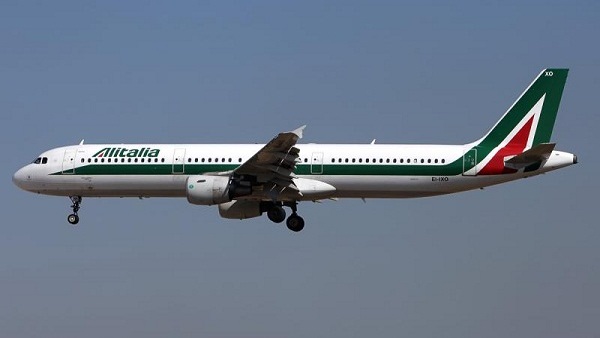 طيار إيطالي هدد باسقاط طائرته.. بسبب زوجته