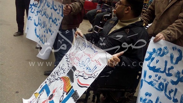 «ذوي الاحتياجات الخاصة» يقطعون الطريق أمام «الوزراء» «ذوي الاحتياجات الخاصة» يقطعون الطريق أمام «الوزراء»