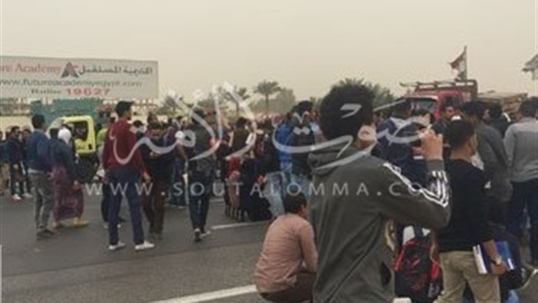 بالصور..طلاب «المستقبل» يقطعون طريق الإسماعيلية لوفاة أحد زملائهم بالصور..طلاب «المستقبل» يقطعون طريق الإسماعيلية لوفاة أحد زملائهم