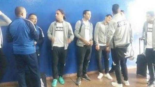 «الأمطار» تستقبل الزمالك فور الوصول إلى ملعب «دوالا» «الأمطار» تستقبل الزمالك فور الوصول إلى ملعب «دوالا»